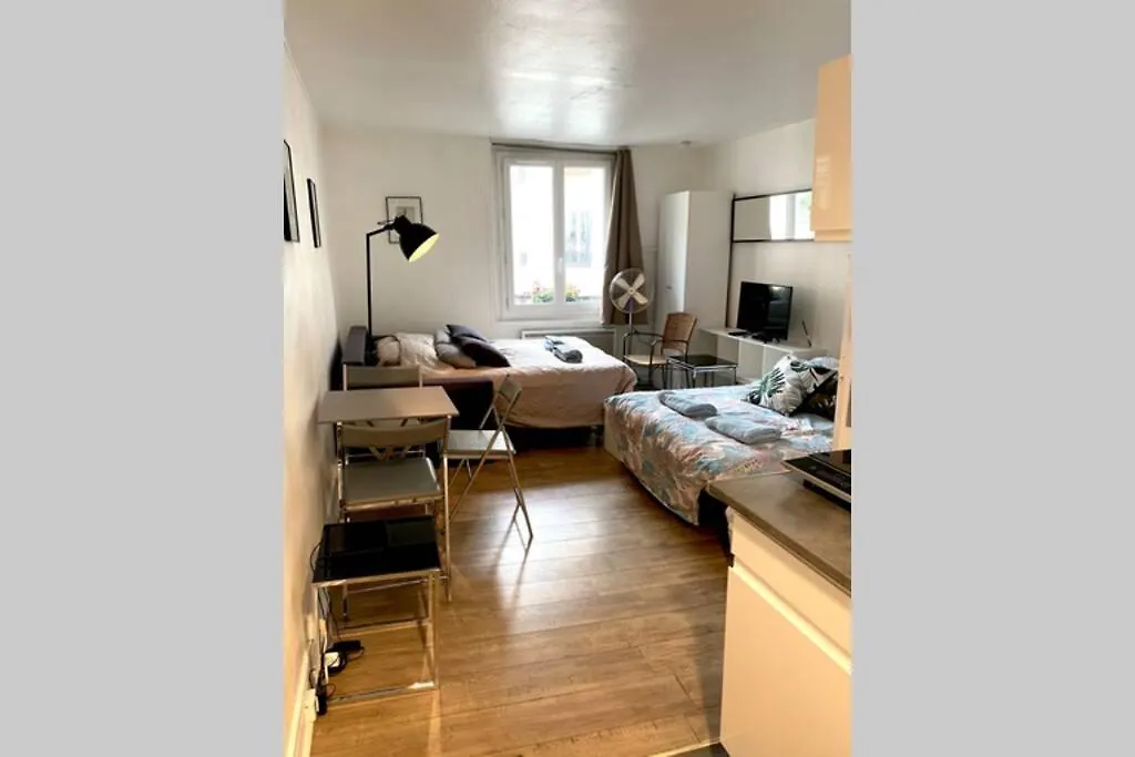 Large, Hyper Central Studio. Historical * Parijs