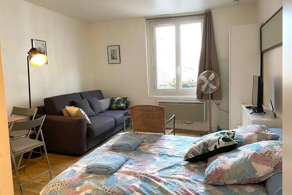 Large, Hyper Central Studio. Historical Appartement Parijs