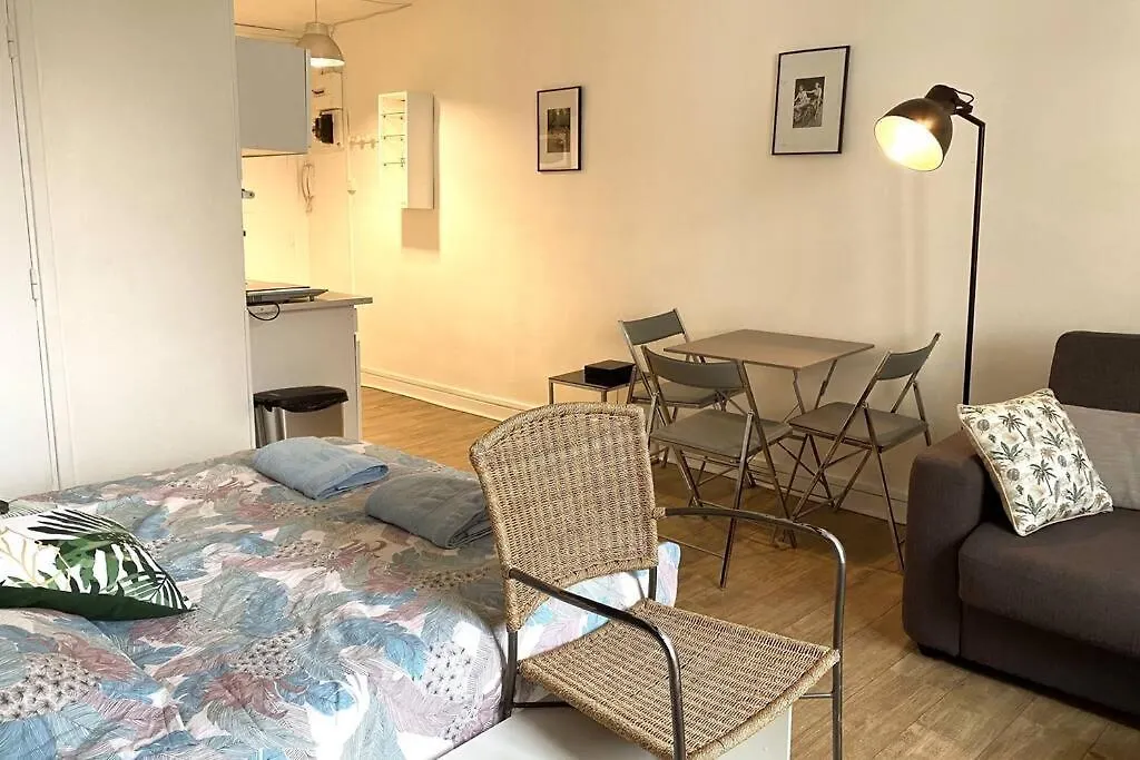 Large, Hyper Central Studio. Historical Appartement