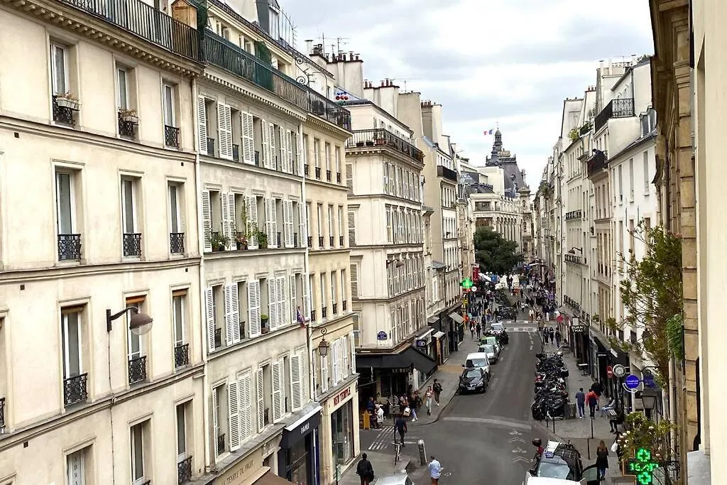 Large, Hyper Central Studio. Historical Apartament