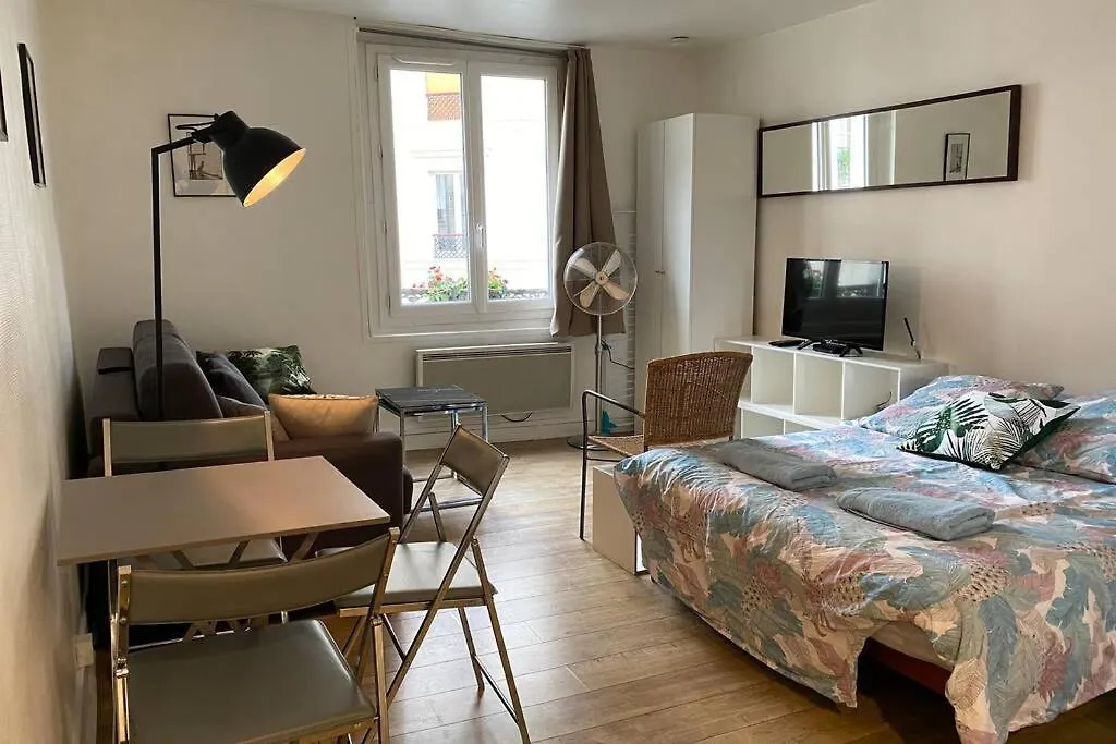Large, Hyper Central Studio. Historical Appartement Parijs